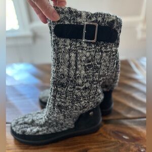 Abeo Knit & suede boots. New without box never worn. Size 6 black/gray